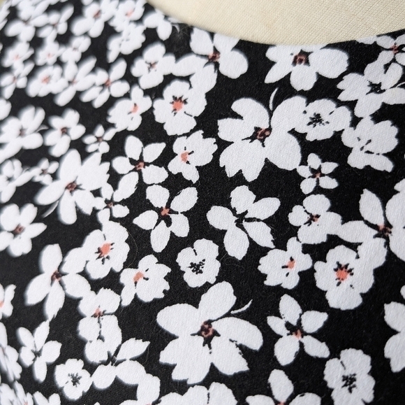 Ivy + Blu Women's Size 4 Black and White Floral Sleeveless Lined Midi Dress - Picture 4 of 12